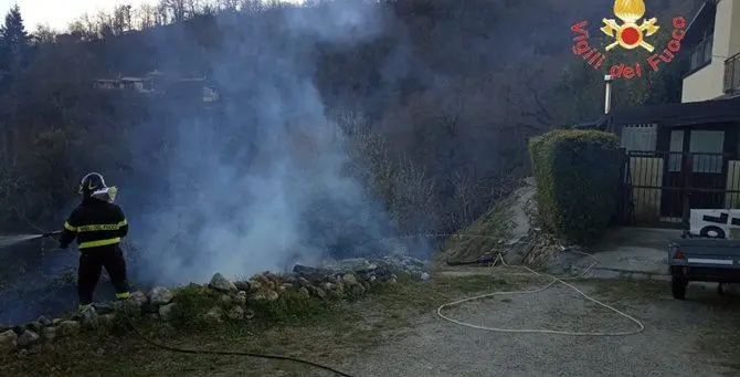 Paura nel Catanzarese, incendio divampa vicino al centro abitato