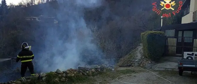 Paura nel Catanzarese, incendio divampa vicino al centro abitato