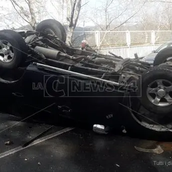 Catanzaro, perde il controllo dell'auto e finisce fuori strada: un ferito
