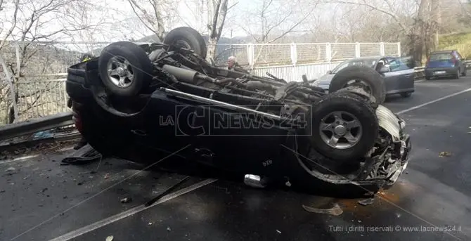 Catanzaro, perde il controllo dell'auto e finisce fuori strada: un ferito