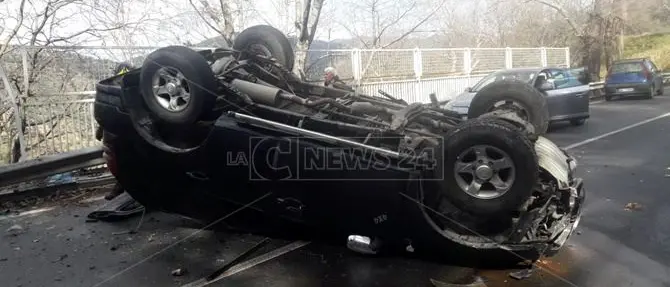 Catanzaro, perde il controllo dell'auto e finisce fuori strada: un ferito