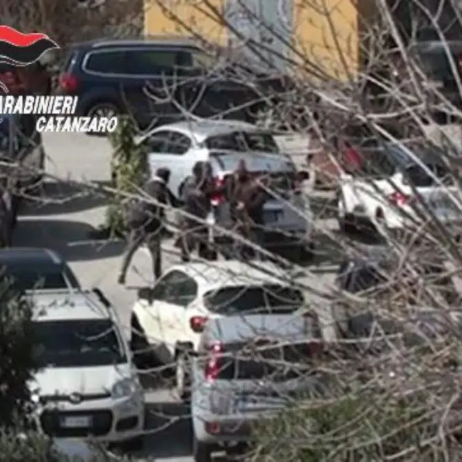 Parcheggiatori abusivi aggrediscono i carabinieri, due arresti a Soverato