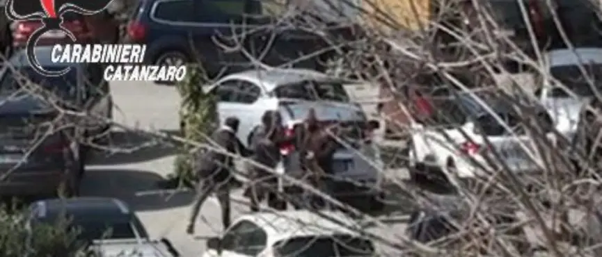 Parcheggiatori abusivi aggrediscono i carabinieri, due arresti a Soverato