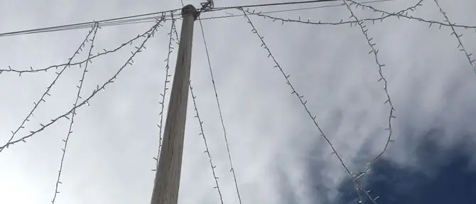 Cosenza, la denuncia: «Le luminarie di Piazza Bilotti rischiano di cadere»