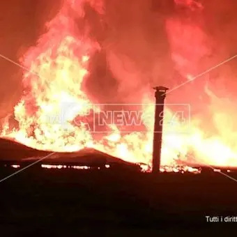 Notte di fuoco a Villaggio Palumbo, distrutti cinque negozi