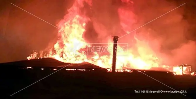 Notte di fuoco a Villaggio Palumbo, distrutti cinque negozi