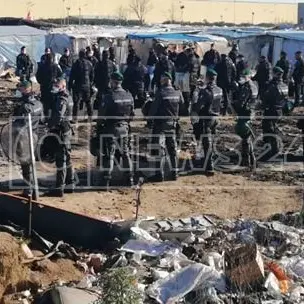 Via allo sgombero del ghetto dei migranti. Salvini: «Dalle parole ai fatti»