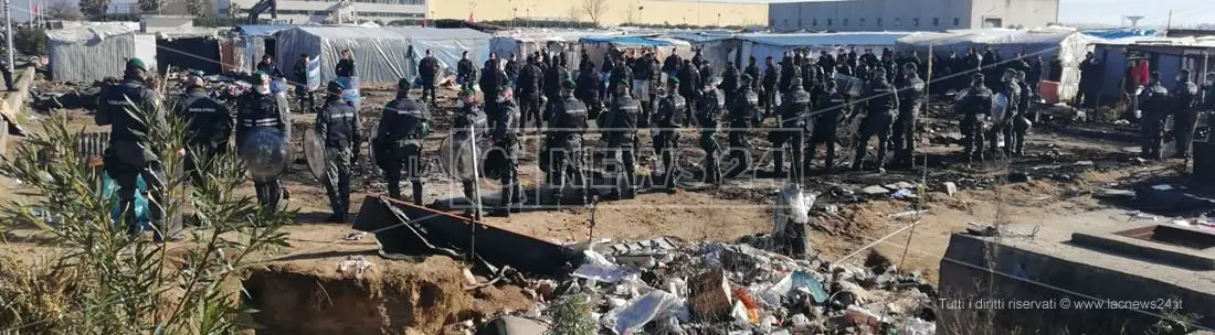 Via allo sgombero del ghetto dei migranti. Salvini: «Dalle parole ai fatti»