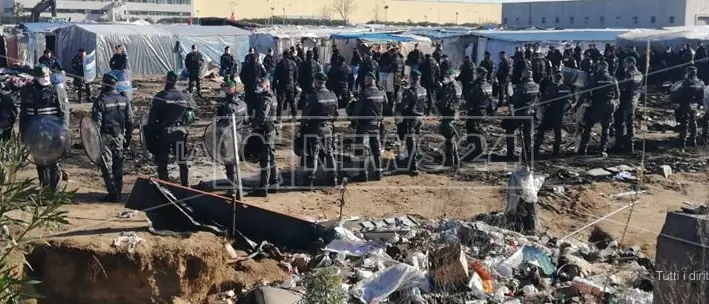 Via allo sgombero del ghetto dei migranti. Salvini: «Dalle parole ai fatti»