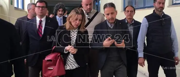 Blitz del ministro Grillo all’ospedale di Locri. «Voglio rendermi conto della realtà di persona»