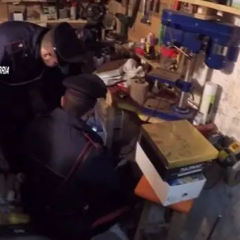 Rapinarono e picchiarono la proprietaria di un market, arrestati