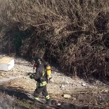 Discarica abusiva in fiamme nei pressi del torrente Cantagalli