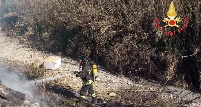 Discarica abusiva in fiamme nei pressi del torrente Cantagalli