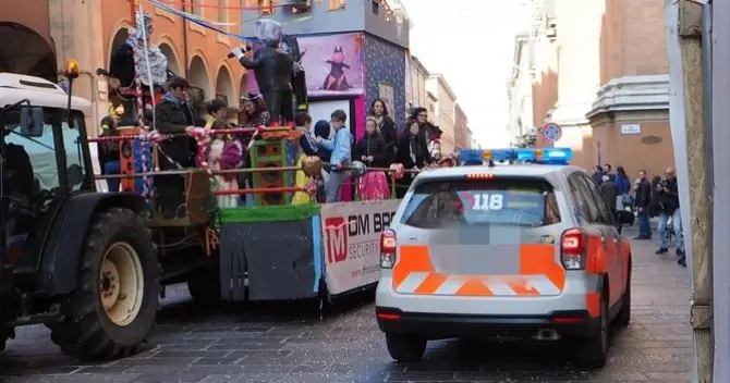 È morto il bimbo caduto dal carro durante la sfilata di Carnevale