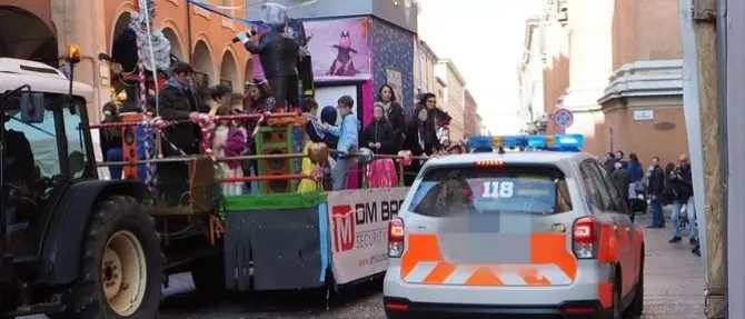 È morto il bimbo caduto dal carro durante la sfilata di Carnevale