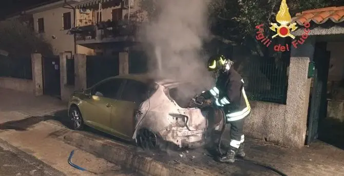 Rogo nella notte distrugge un'auto a Montepaone, indagini