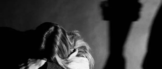 Fa prostituire la figlia per giocare alle slot, arrestata