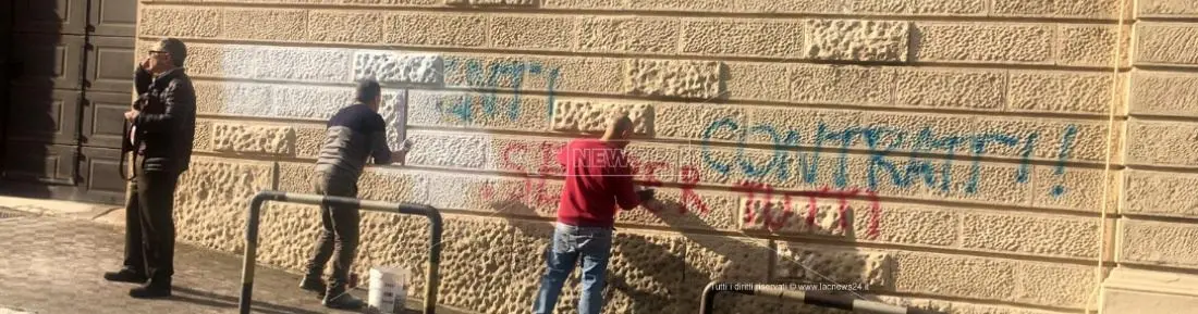 “Assassini”: scritte offensive sui muri della Prefettura di Reggio