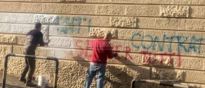 “Assassini”: scritte offensive sui muri della Prefettura di Reggio
