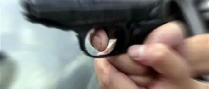 Terrore a Reggio, punta la pistola contro odontotecnico: una donna lo salva