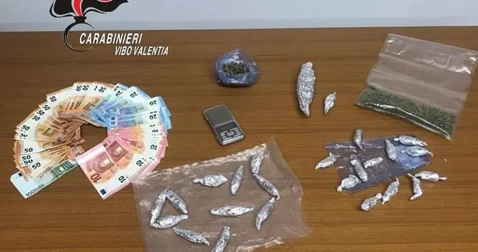 Una casa dello spaccio in pieno centro, blitz antidroga a Maierato