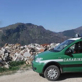 Rifiuti accanto al campo di calcio di San Mango, denunciato tecnico comunale