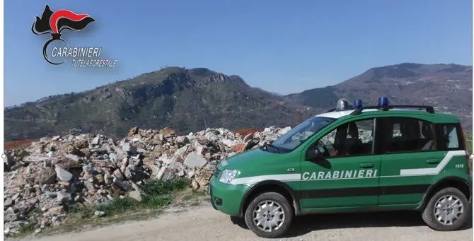 Rifiuti accanto al campo di calcio di San Mango, denunciato tecnico comunale