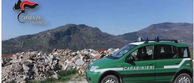 Rifiuti accanto al campo di calcio di San Mango, denunciato tecnico comunale