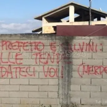 Scritte contro Salvini e il prefetto sulle case popolari di Rosarno