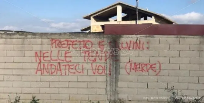 Scritte contro Salvini e il prefetto sulle case popolari di Rosarno