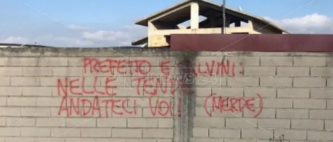 Scritte contro Salvini e il prefetto sulle case popolari di Rosarno