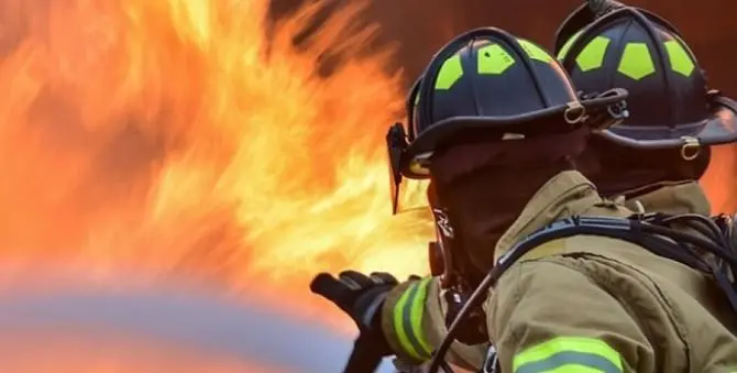 Strongoli, tre autoarticolati in fiamme nella notte