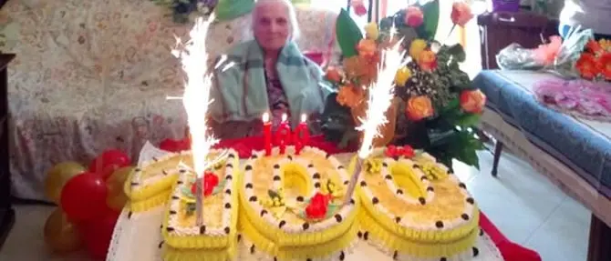 Paola in festa, nonna Norina compie un secolo di vita