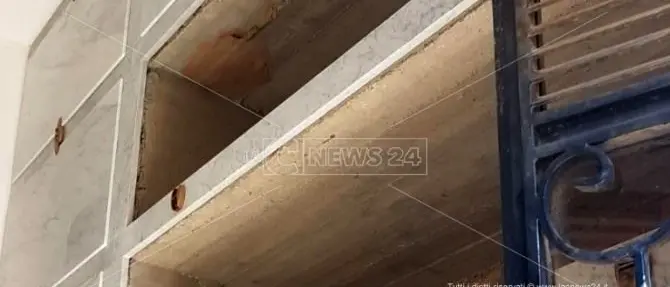 Cimitero di Vibo, non c’è pace per i morti: nuovi furti in una cappella