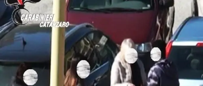 Aggredisce i Carabinieri, scappa e travolge un pedone: arrestato