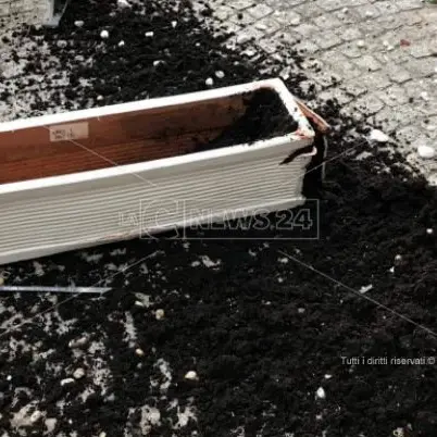 Vandali in azione a Tropea, deturpata la piazzetta del Cannone