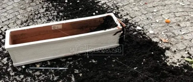 Vandali in azione a Tropea, deturpata la piazzetta del Cannone