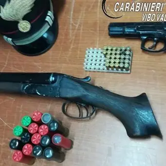 Nascondeva un arsenale nel divano, arrestato un 67enne