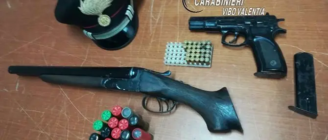 Nascondeva un arsenale nel divano, arrestato un 67enne