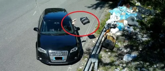Catanzaro, “lordazzi” beccati dai vigili: 600 euro per un sacchetto dall’auto