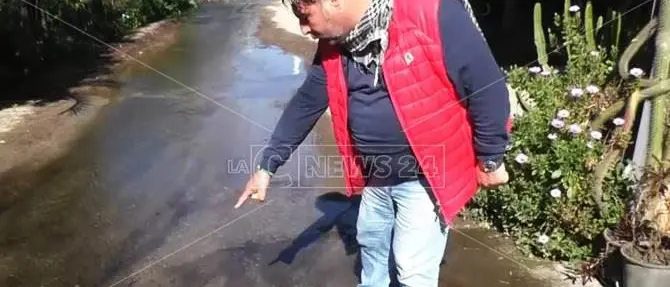 Gioia, milioni di litri d'acqua sprecati per una conduttura rotta da mesi