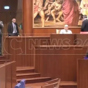 «Sei ridicolo!»: lite Oliverio-Gallo su preferenza di genere e nuovo clamoroso rinvio