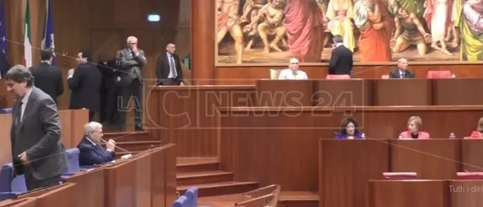 «Sei ridicolo!»: lite Oliverio-Gallo su preferenza di genere e nuovo clamoroso rinvio