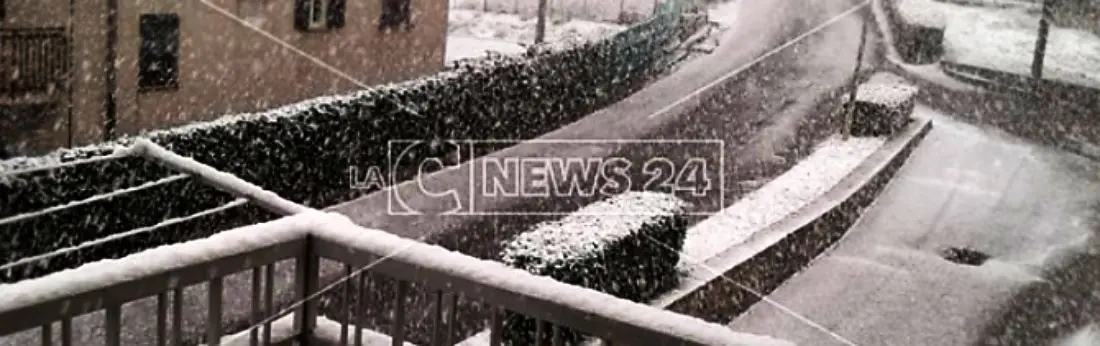 Colpo di coda dell'inverno in Calabria. Vento, neve e gelo nella provincia cosentina