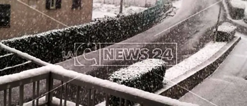 Colpo di coda dell'inverno in Calabria. Vento, neve e gelo nella provincia cosentina
