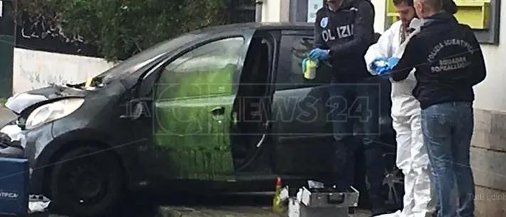 Evade dai domiciliari, dà fuoco all'auto con dentro l'ex moglie e fugge: è caccia all'uomo