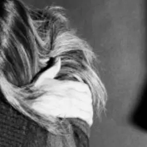 Violentata per anni dal compagno della madre. L'inferno di una bambina di Cosenza