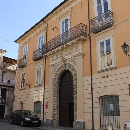 Per protesta contro il reddito di cittadinanza distrugge i libri della biblioteca