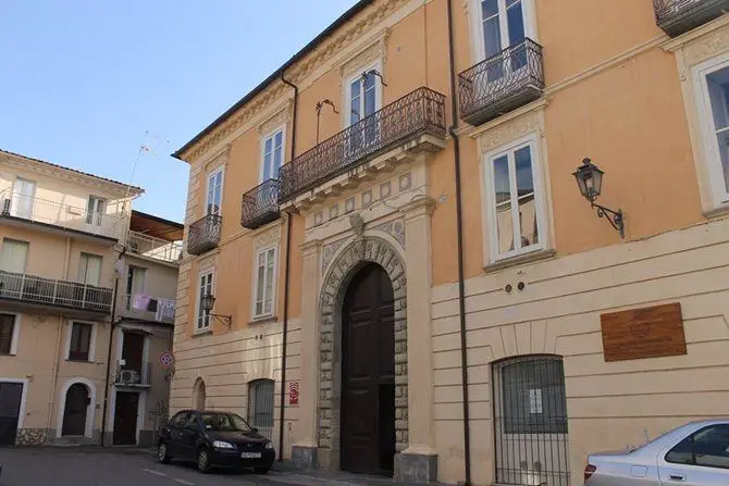 Per protesta contro il reddito di cittadinanza distrugge i libri della biblioteca