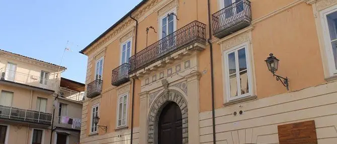 Per protesta contro il reddito di cittadinanza distrugge i libri della biblioteca